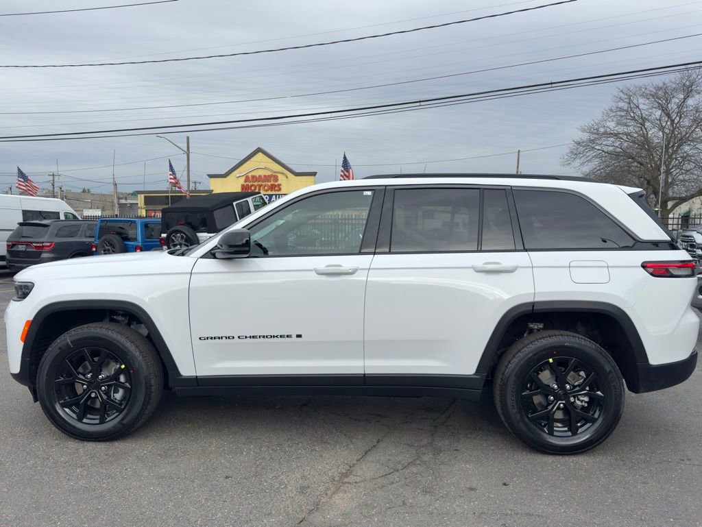 New 2026 Jeep Grand Cherokee Altitude image 4