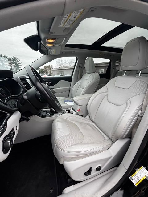 Used 2019 Jeep Cherokee Latitude Plus w/ Cold Weather Group image 10