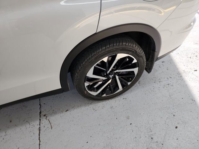 Used 2023 Mitsubishi Outlander SE AWD/4WD image 6