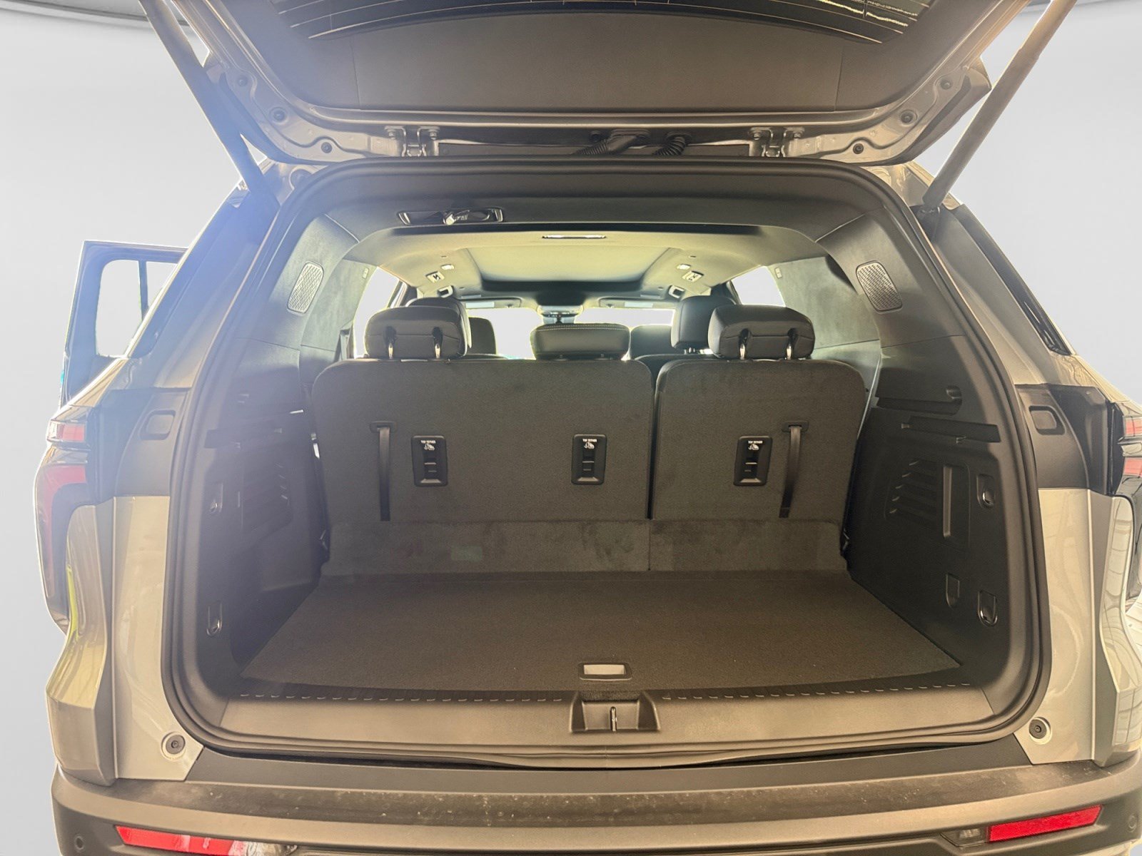New 2027 Chevrolet Traverse LT w/ Sun and Wheel Package FWD image 17