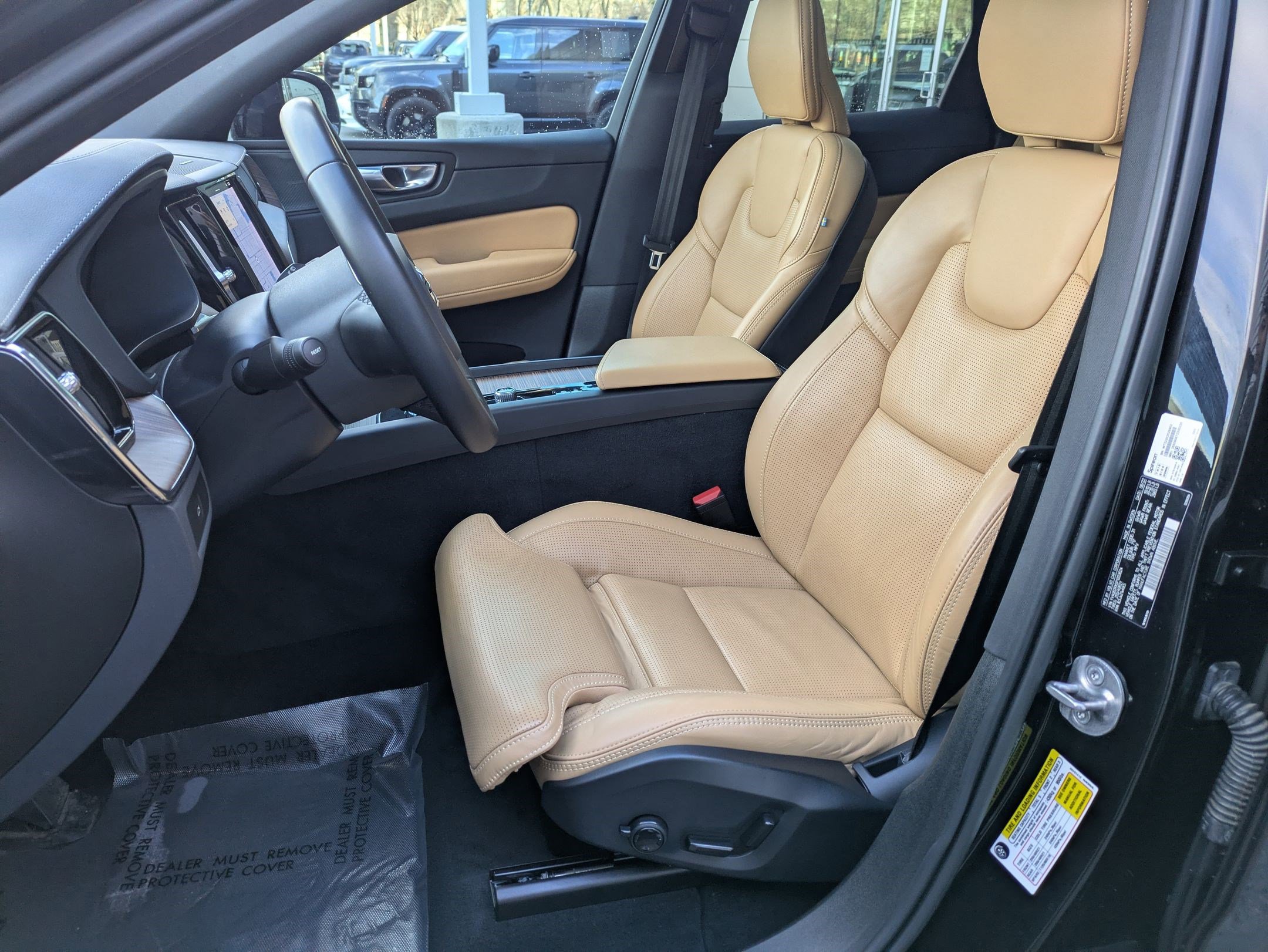 Certified 2023 Volvo XC60 B6 Ultimate w/ Protection Package Premier image 26