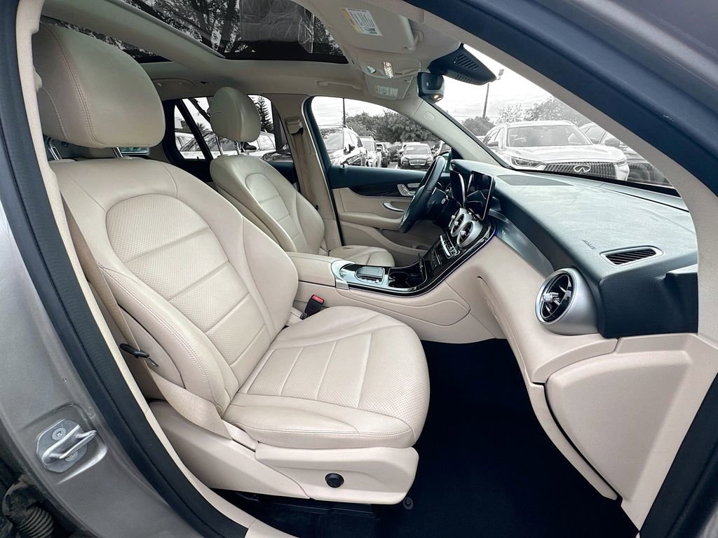 Used 2021 Mercedes-Benz GLC 300 w/ Premium Package image 28