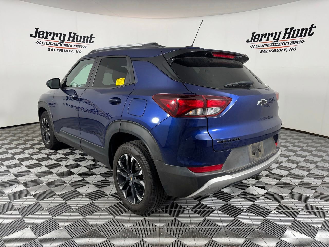 Used 2022 Chevrolet TrailBlazer LT w/ LPO, Blackout Package FWD image 9
