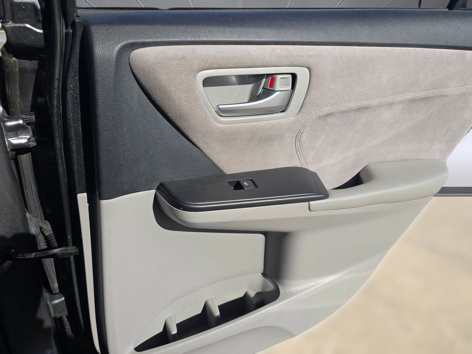 Used 2016 Toyota Camry XSE image 28