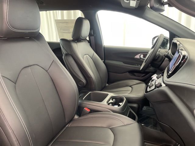 New 2026 Chrysler Pacifica Select image 30