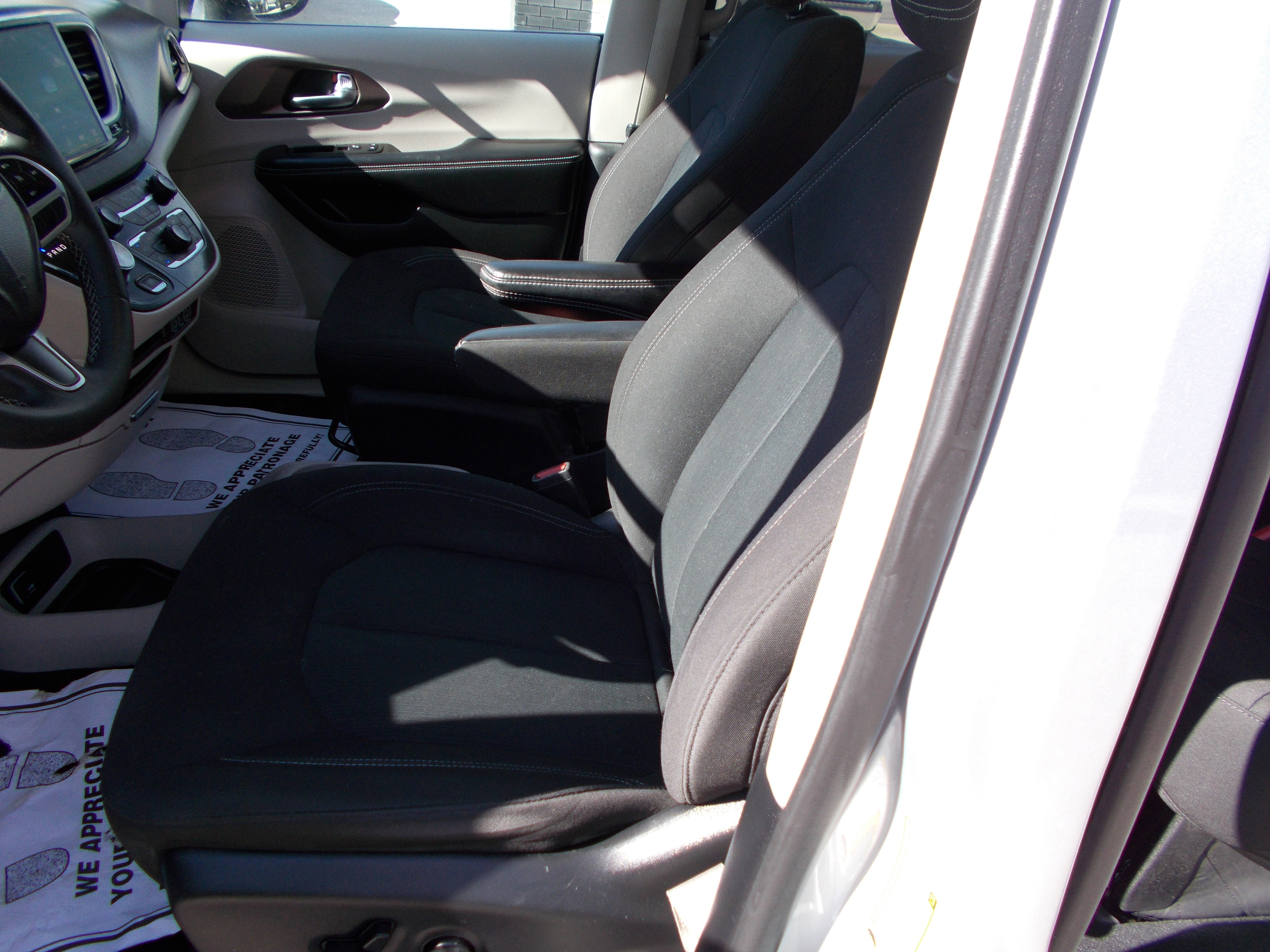 Used 2023 Chrysler Voyager LX image 12