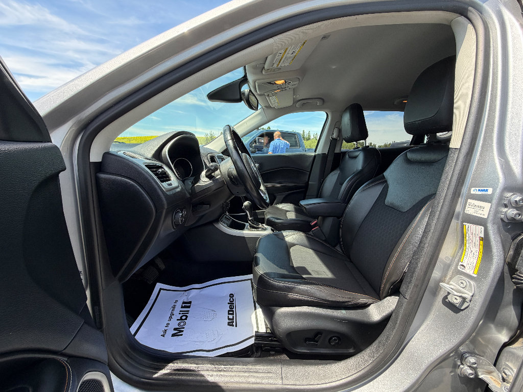 Used 2018 Jeep Compass Latitude w/ Popular Equipment Group FWD image 2