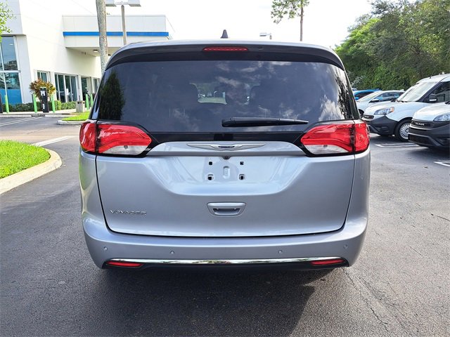 Used 2020 Chrysler Voyager L image 6