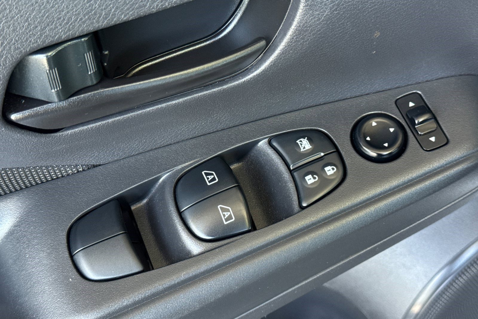 Used 2021 Nissan Kicks S FWD image 13