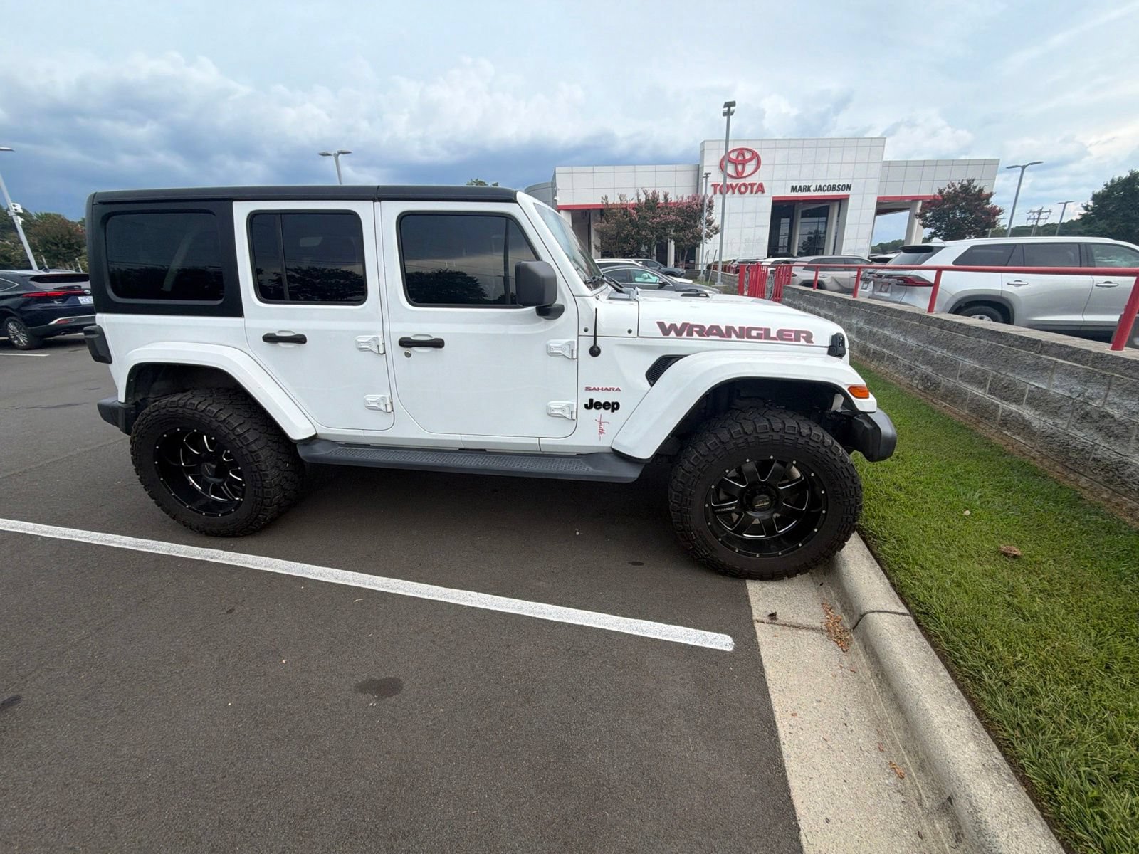 Used 2022 Jeep Wrangler Unlimited Sahara w/ Cold Weather Group AWD/4WD image 16