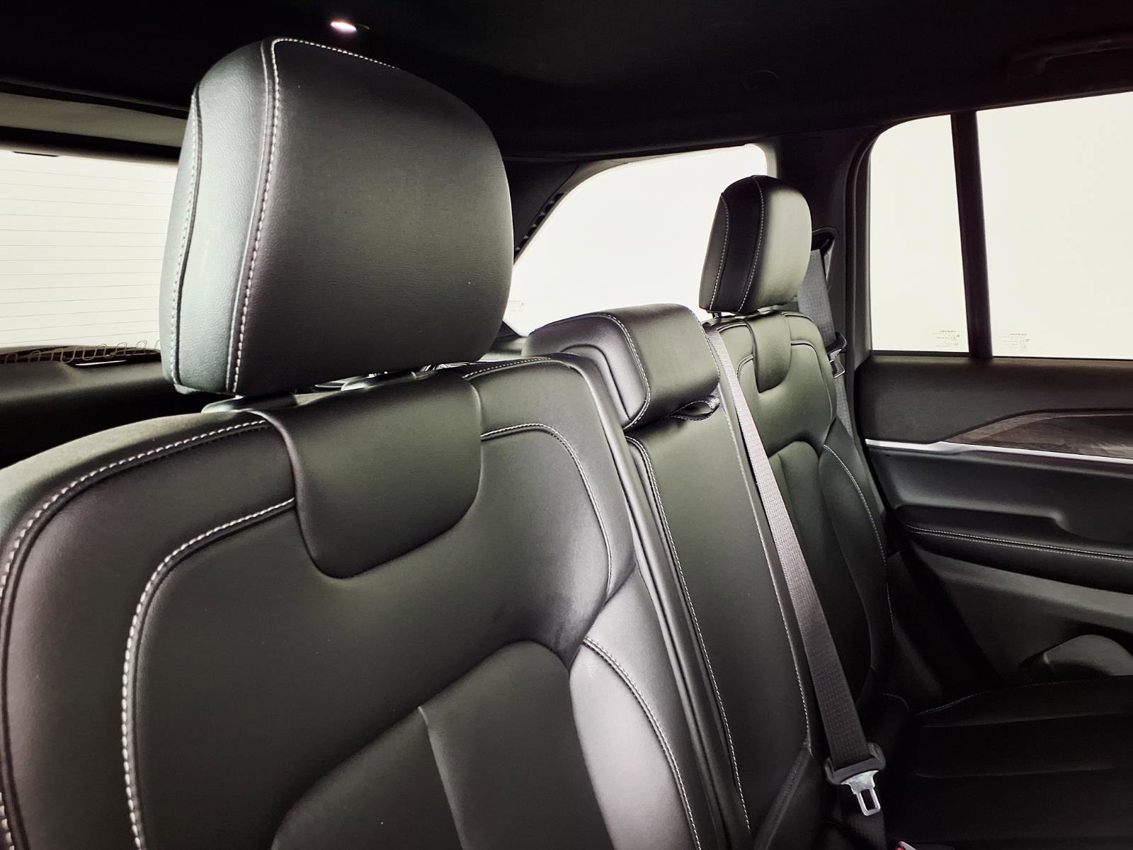 Used 2025 Jeep Grand Cherokee Limited w/ Black Appearance Package image 12