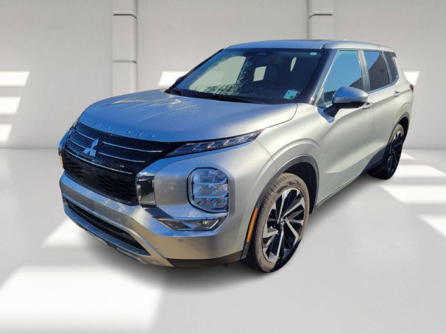Used 2022 Mitsubishi Outlander SE image 1