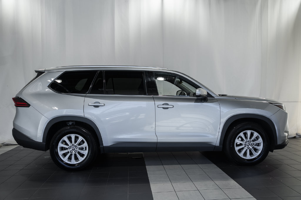 Used 2025 Toyota Grand Highlander AWD image 3