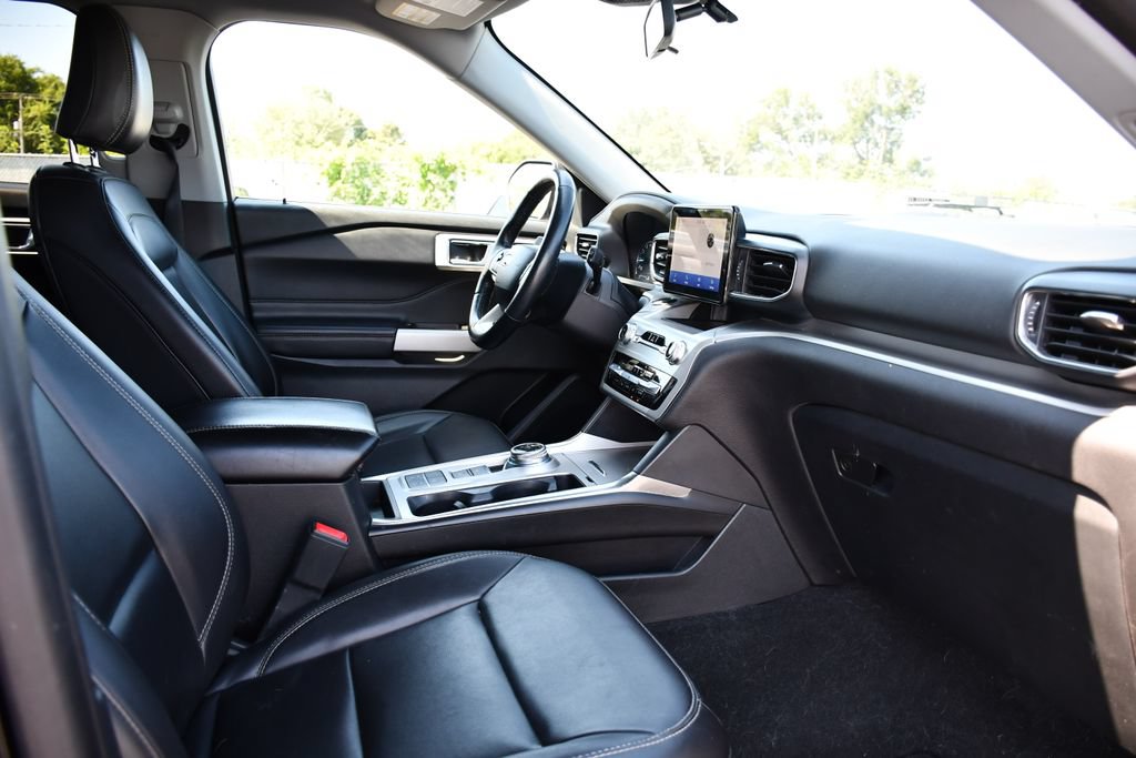 Used 2022 Ford Explorer XLT w/ Equipment Group 202A RWD image 32