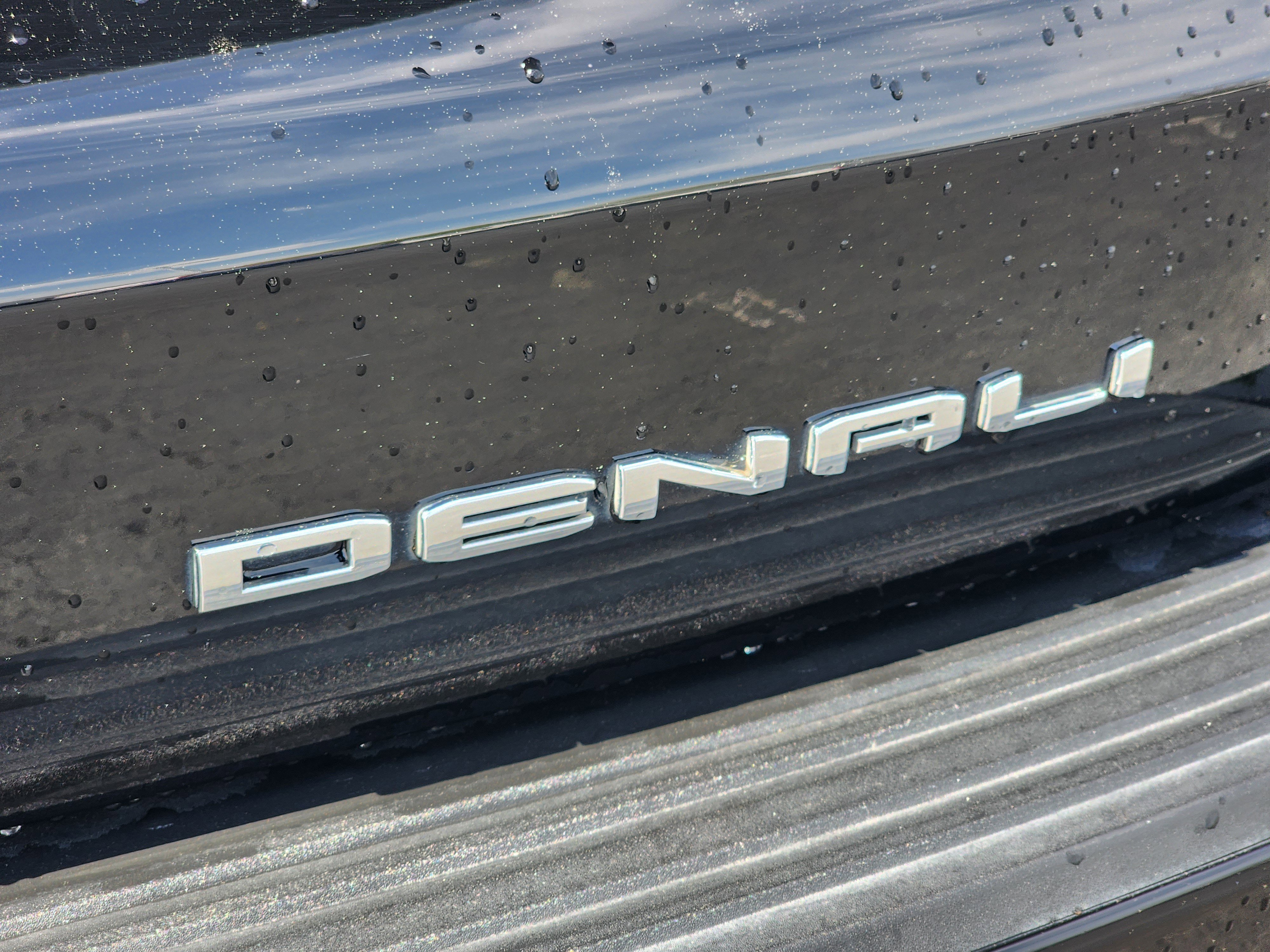 Used 2023 GMC Yukon Denali image 12