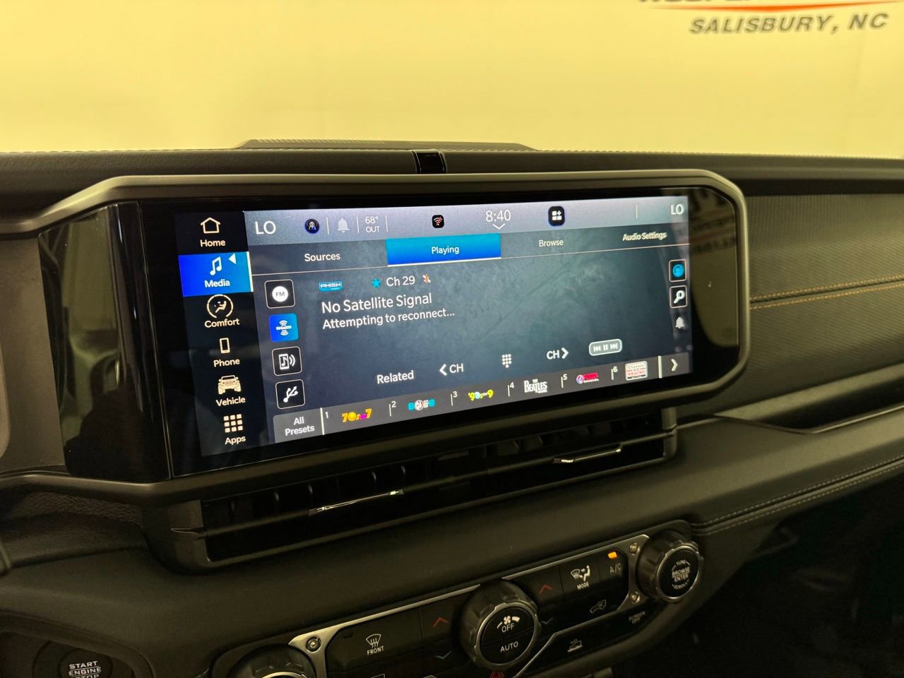 Used 2024 Jeep Gladiator Mojave AWD/4WD image 15