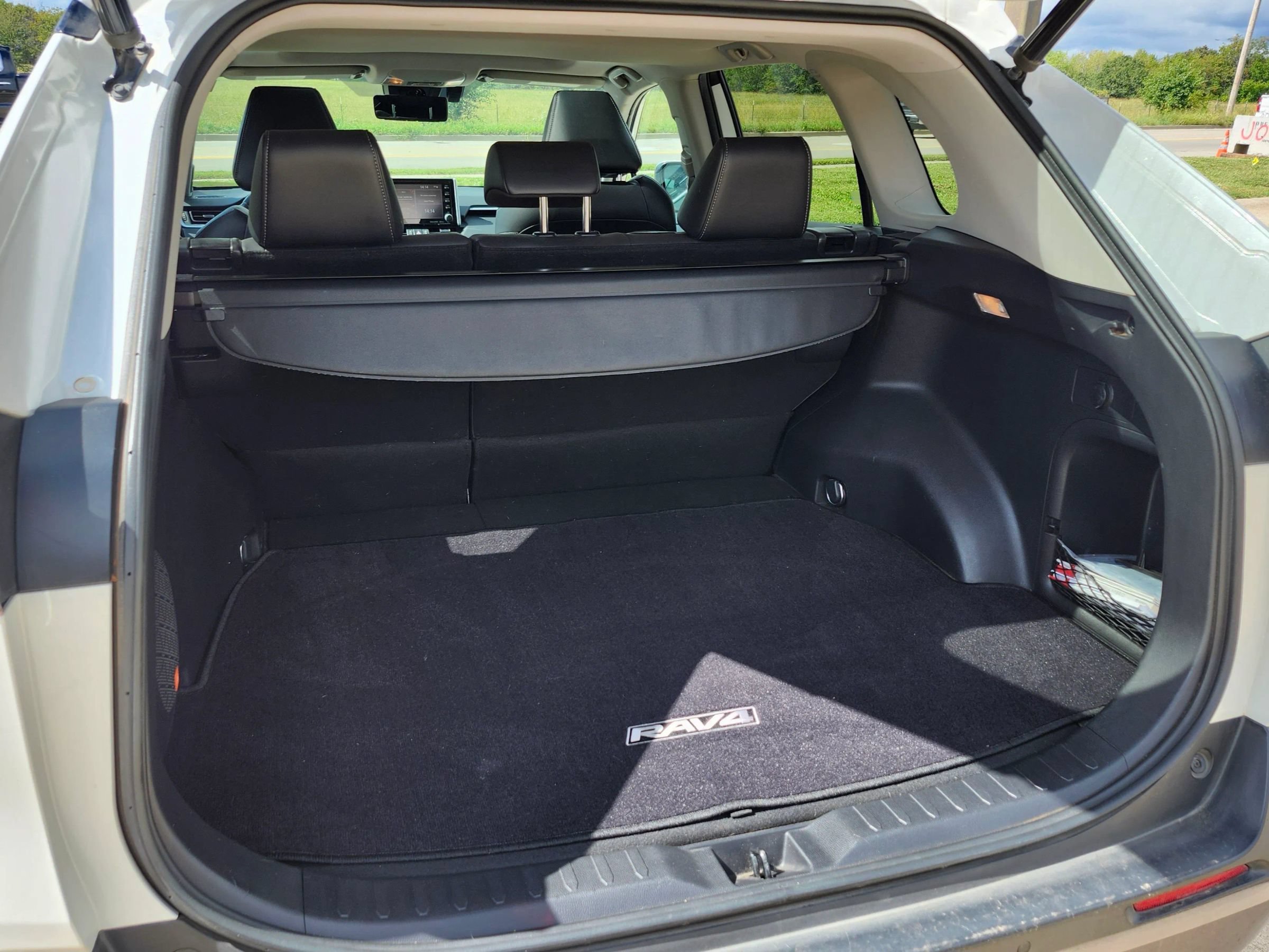 Used 2019 Toyota RAV4 Limited w/ Carpet Mat Package AWD/4WD image 18