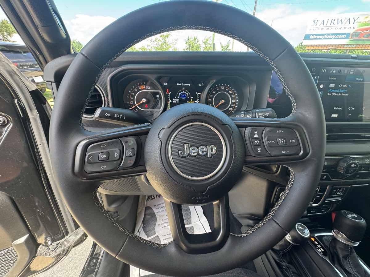 Used 2025 Jeep Wrangler Unlimited Rubicon w/ Convenience Group AWD/4WD image 14
