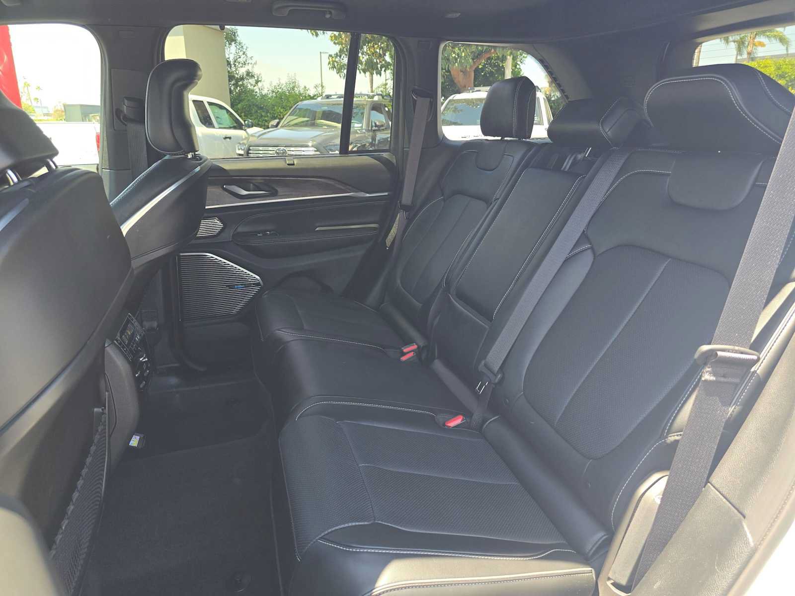 Used 2023 Jeep Grand Cherokee Overland w/ Luxury Tech Group IV AWD/4WD image 19