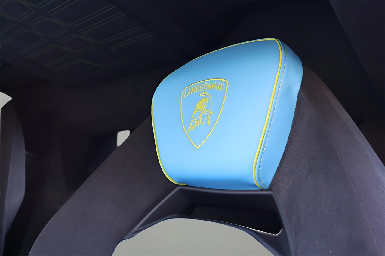 Used 2025 Lamborghini Revuelto image 12