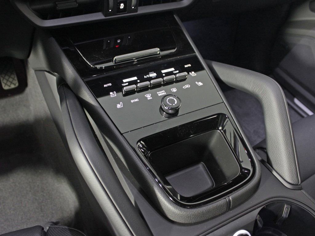 Certified 2025 Porsche Cayenne AWD/4WD image 30