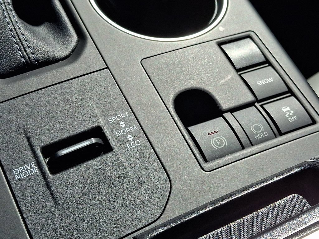 Used 2023 Toyota Highlander XLE FWD image 26