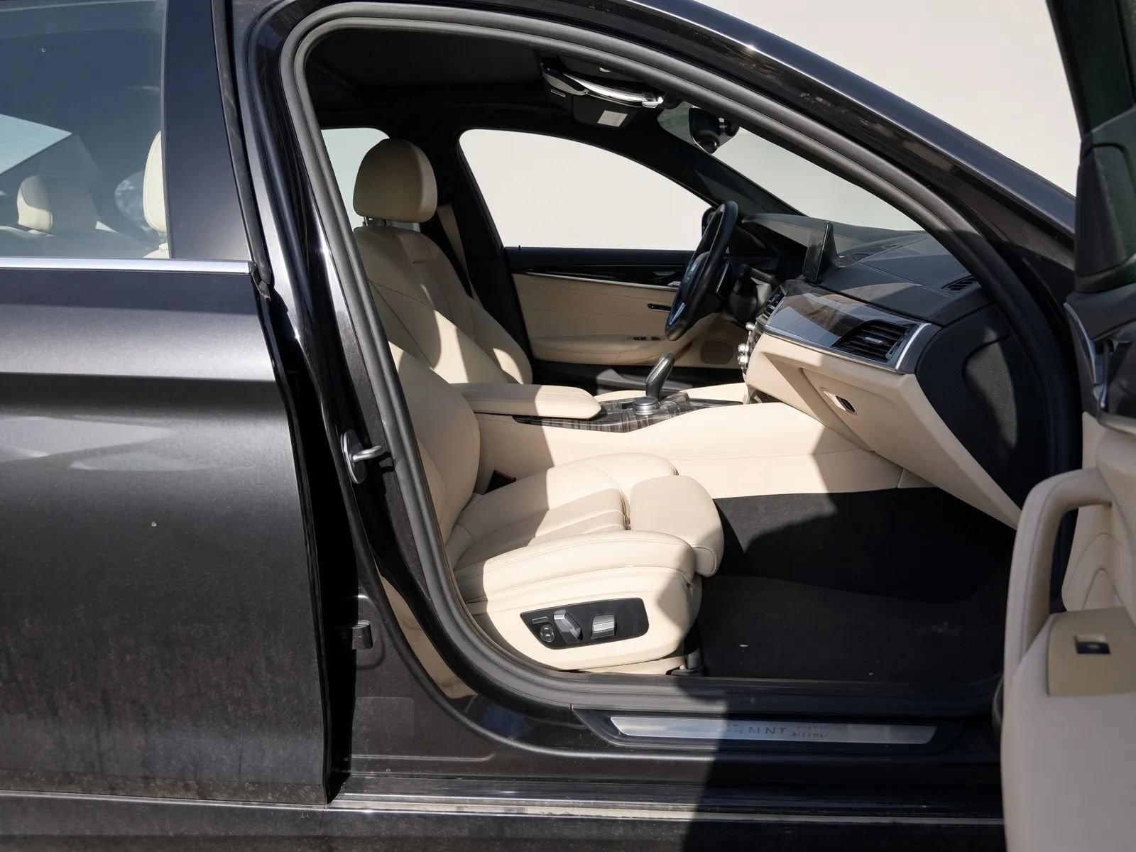 Used 2020 BMW 530e RWD image 10