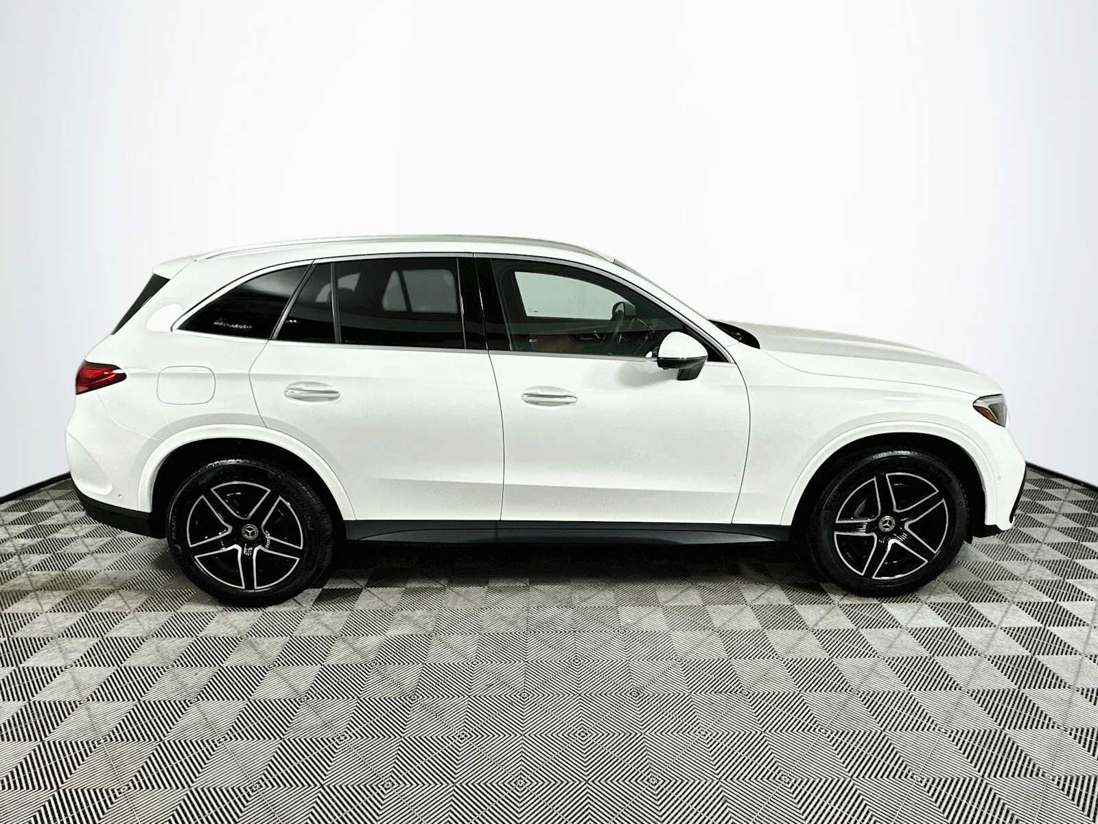 Used 2025 Mercedes-Benz GLC 300 image 8