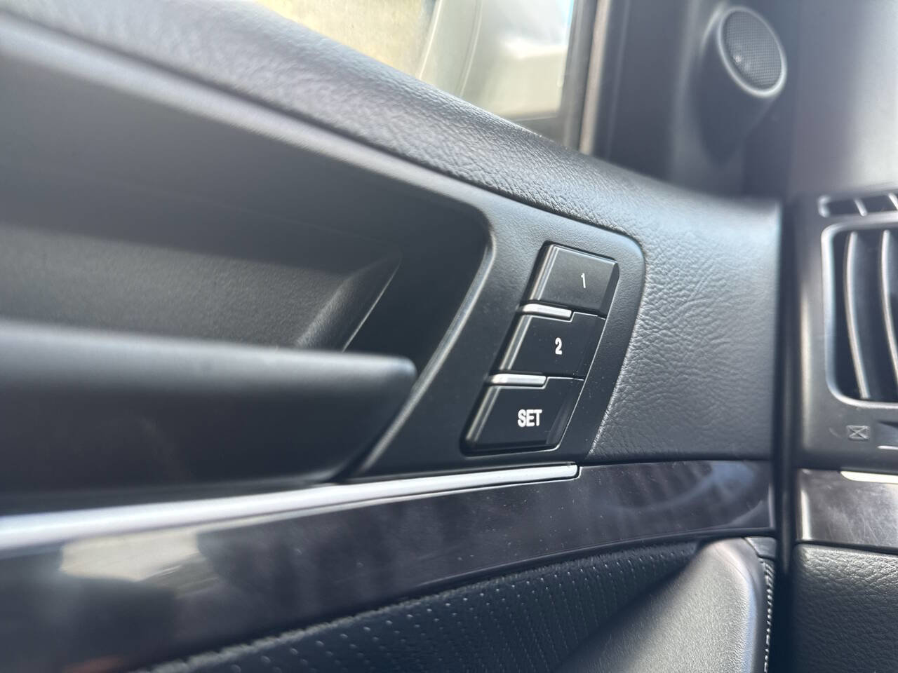 Used 2011 Hyundai Veracruz Limited w/ Navigation Pkg 3 image 17