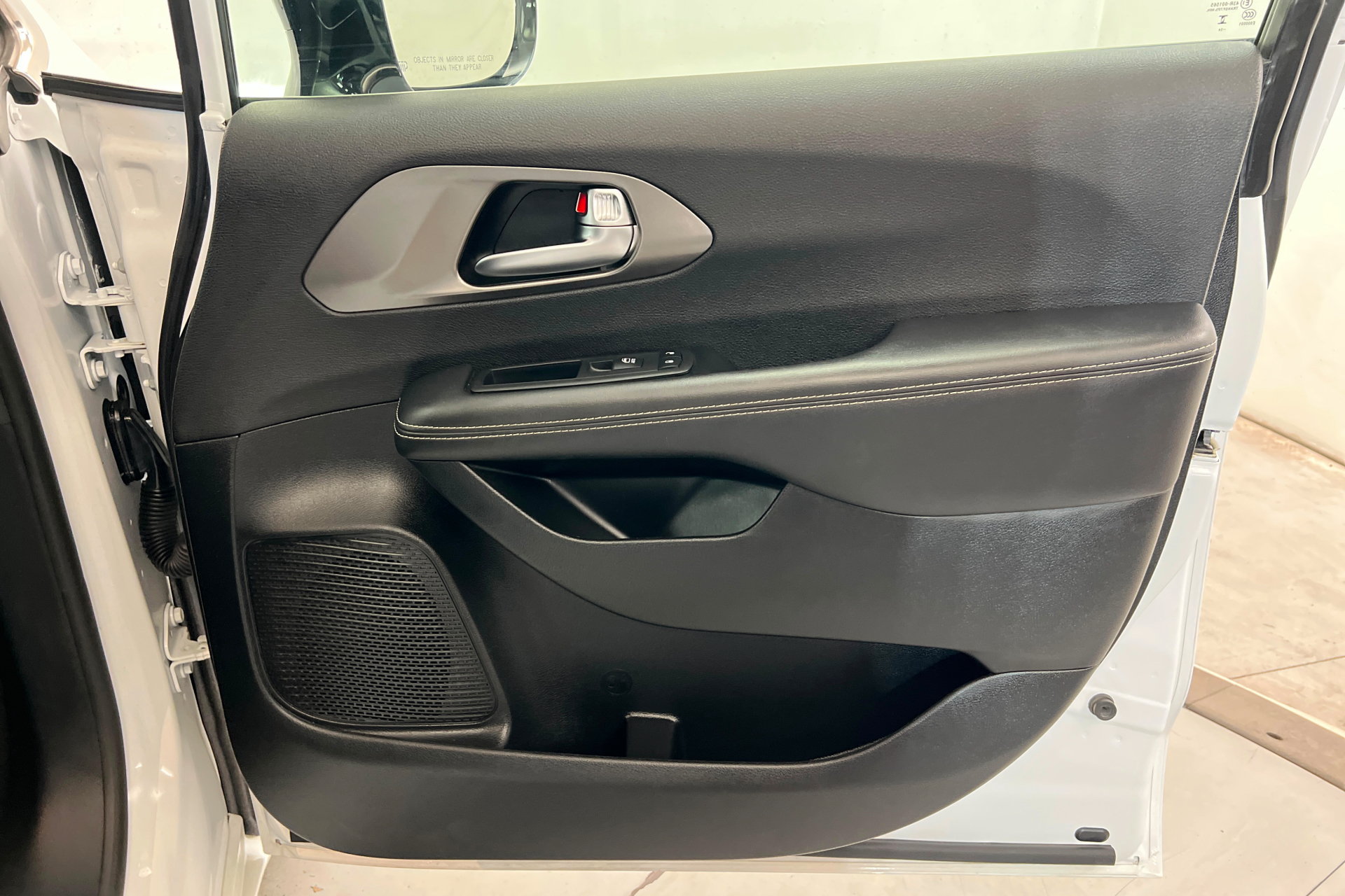Certified 2025 Chrysler Pacifica Select FWD image 24