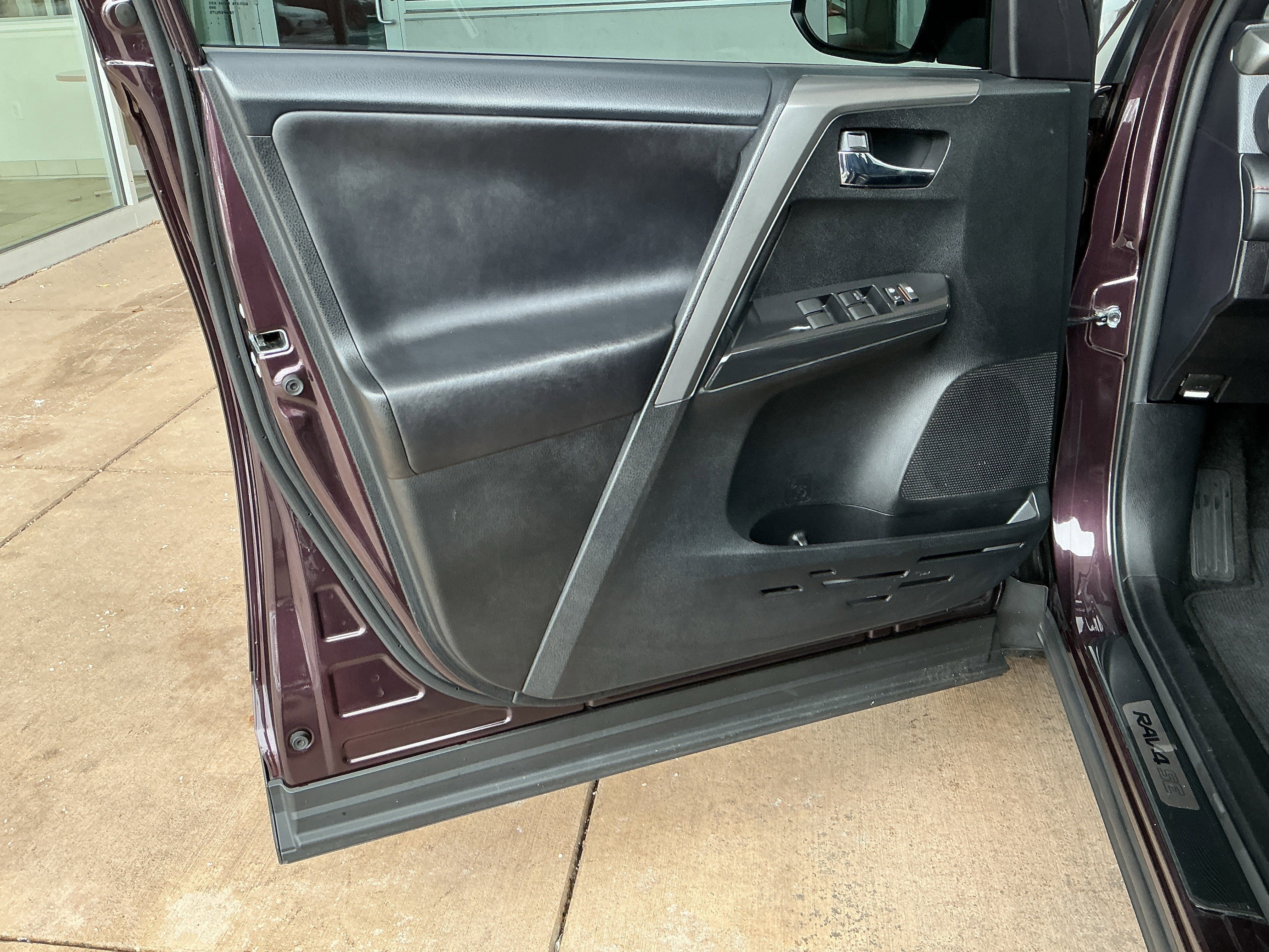 Used 2017 Toyota RAV4 SE image 14