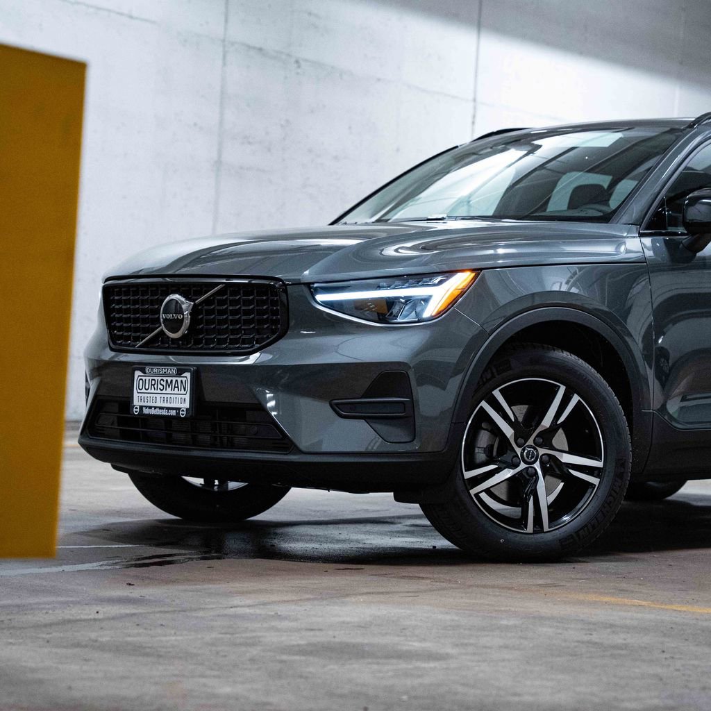 New 2026 Volvo XC40 B5 Core AWD/4WD image 2