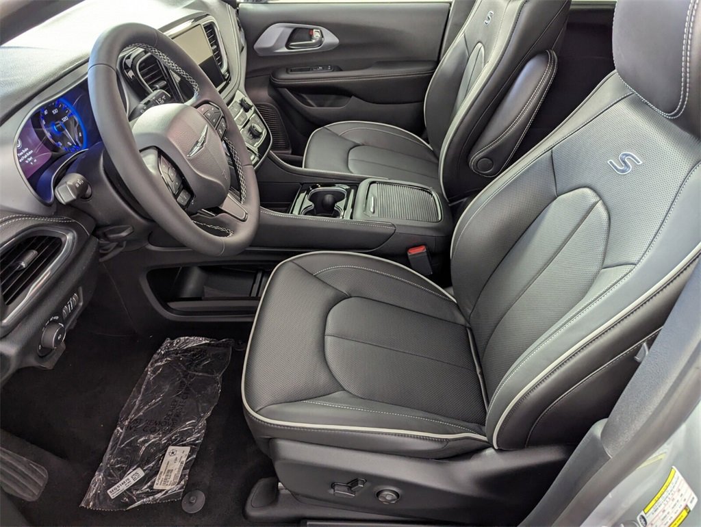 New 2026 Chrysler Pacifica Limited w/ Uconnect Theater Family Group image 10