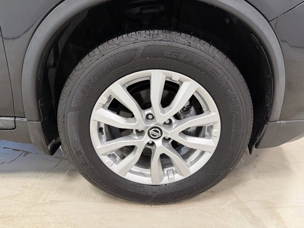 Used 2017 Nissan Rogue SV w/ Sun & Sound Touring Package image 12