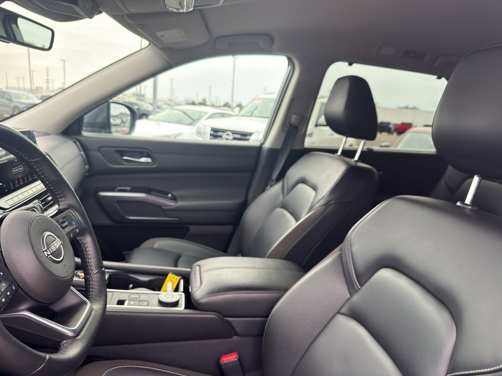 Certified 2024 Nissan Pathfinder SL w/ Black Appearance Package image 26