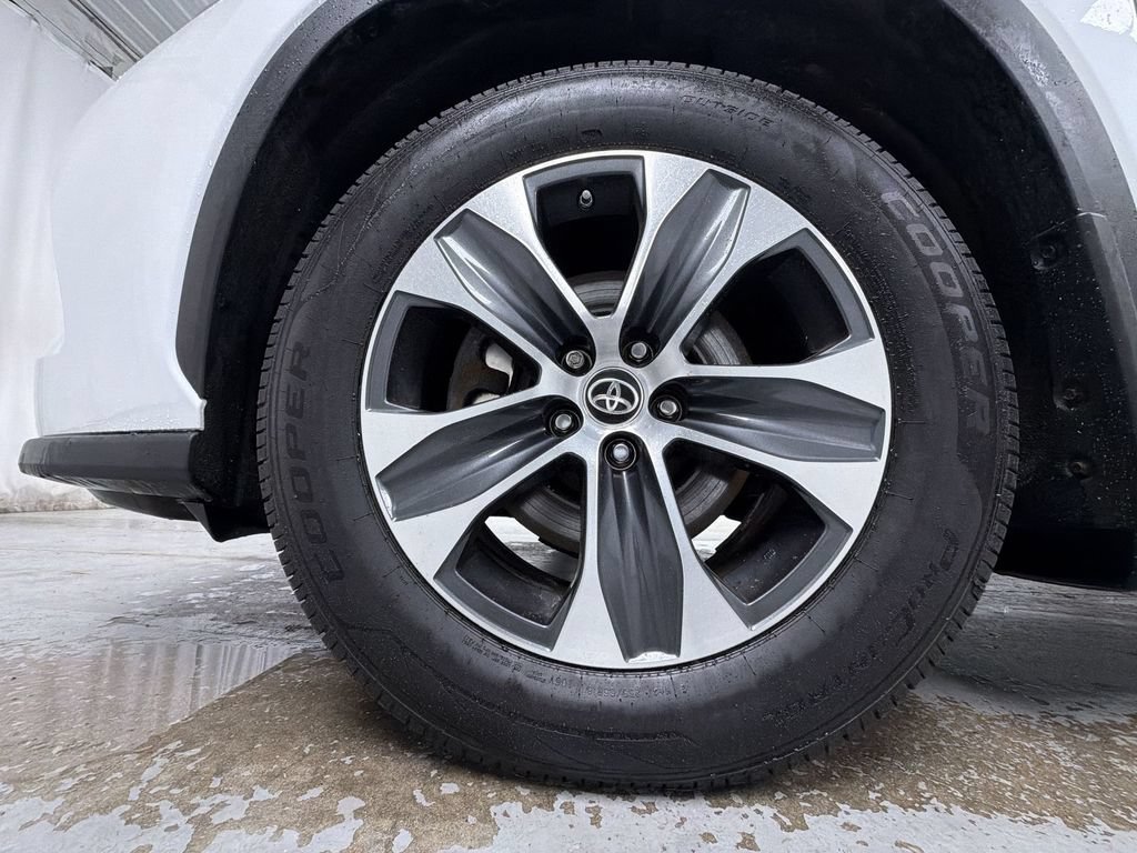 Used 2023 Toyota Highlander XLE AWD/4WD image 15