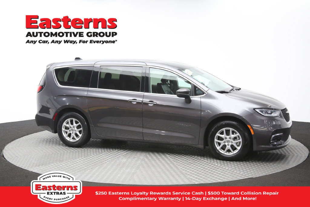 Used 2023 Chrysler Pacifica Touring-L FWD image 49