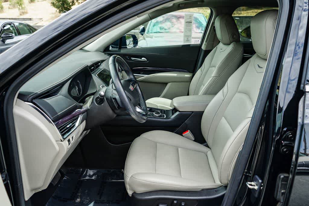 Used 2023 Cadillac XT4 Luxury w/ Cold Weather Package FWD image 17