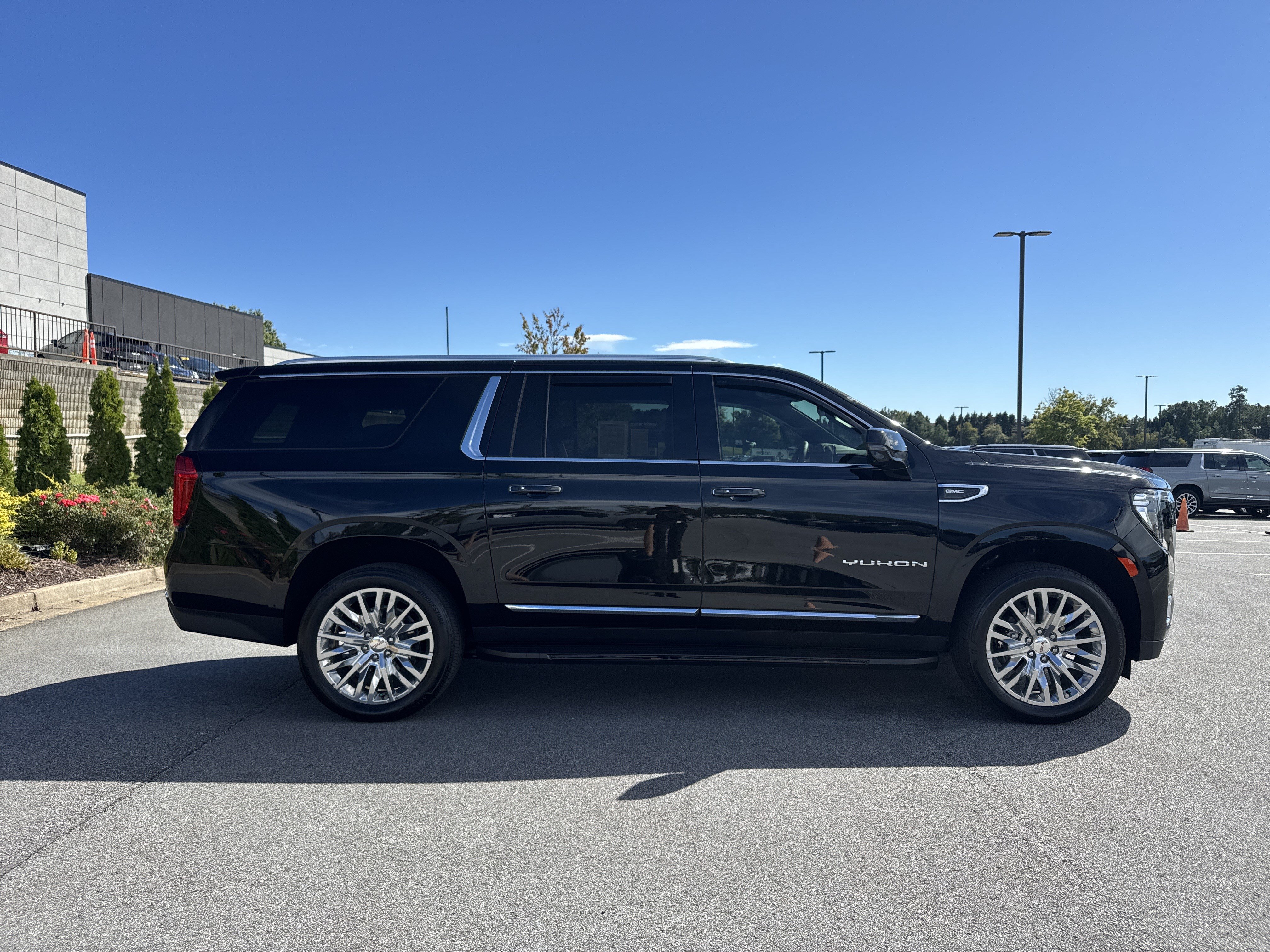Used 2024 GMC Yukon XL SLT w/ SLT Luxury Package RWD image 11