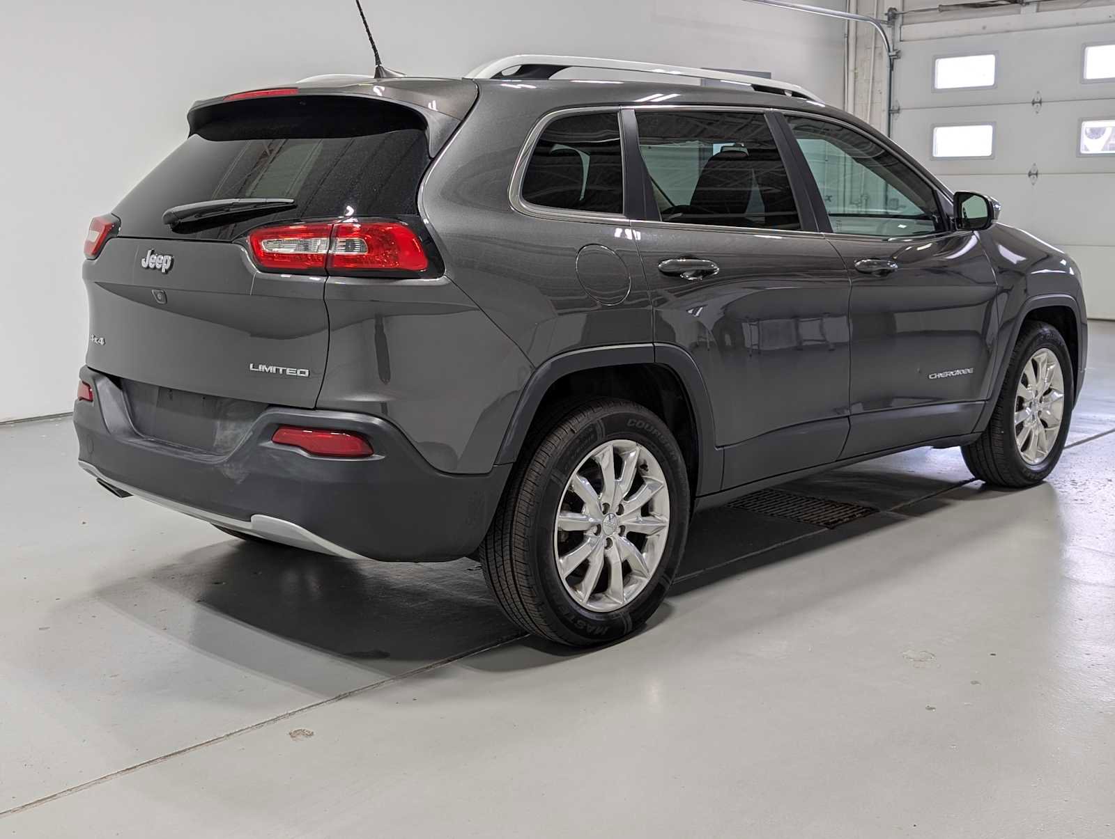 Used 2017 Jeep Cherokee Limited AWD/4WD image 8