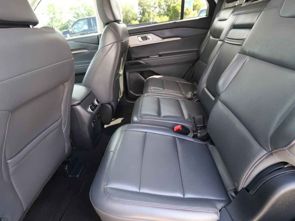 Certified 2025 Ford Explorer Active w/ Active Comfort Package RWD image 9