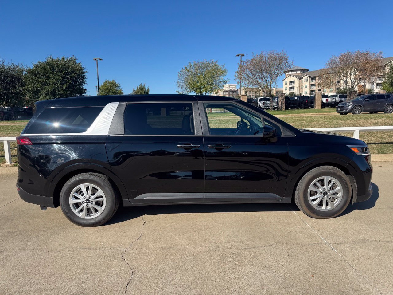 Used 2024 Kia Carnival LX FWD image 3