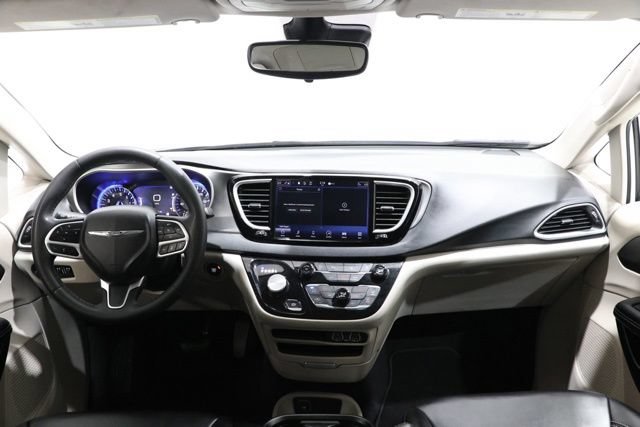 Used 2023 Chrysler Pacifica Touring-L FWD image 14