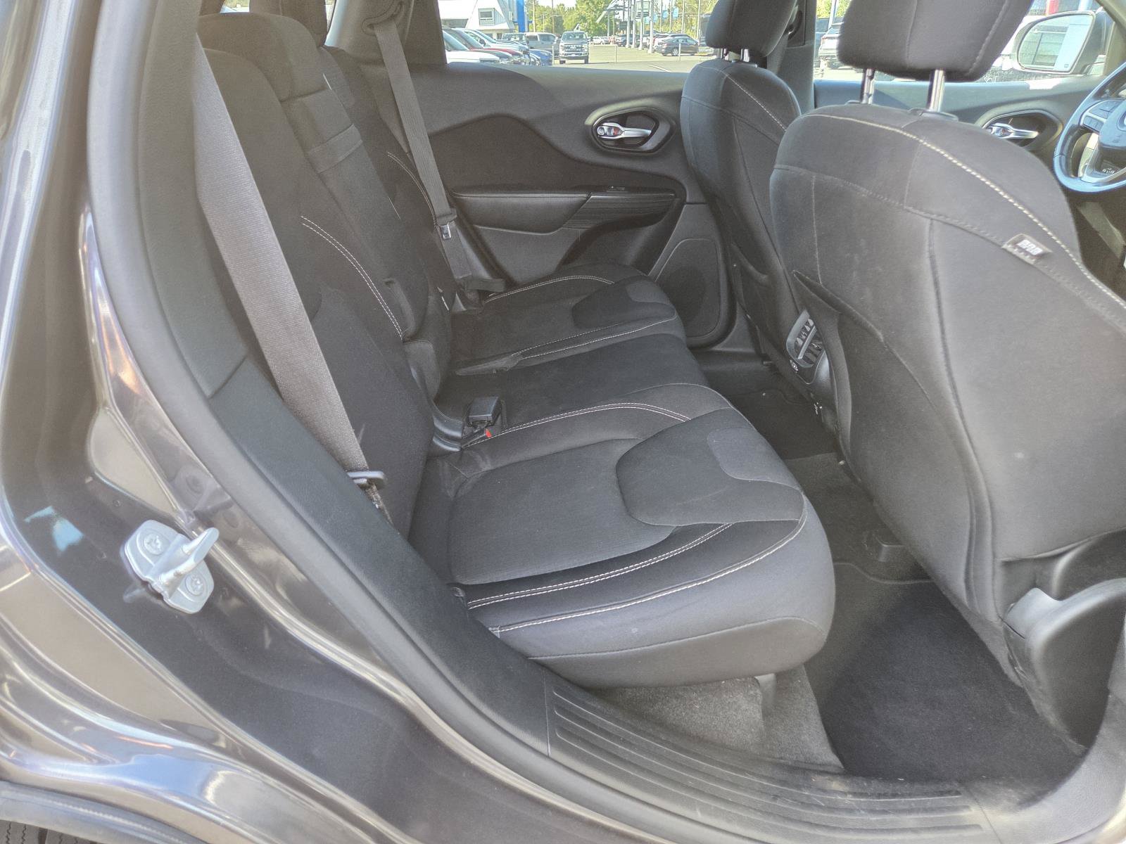 Used 2015 Jeep Cherokee Latitude w/ Comfort/Convenience Group AWD/4WD image 18