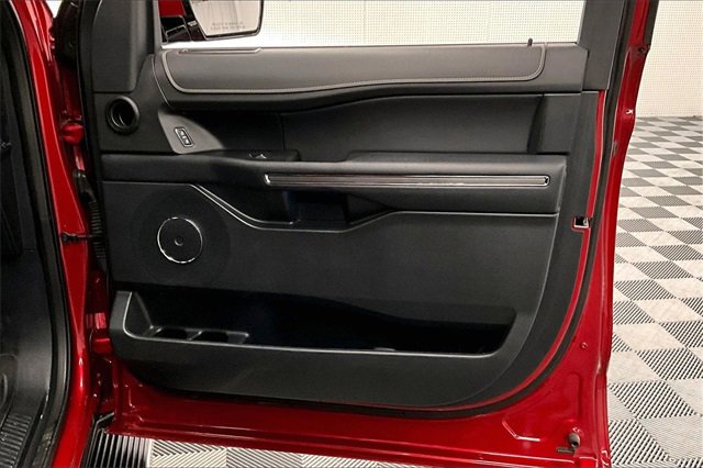 Used 2022 Ford Expedition XLT image 18