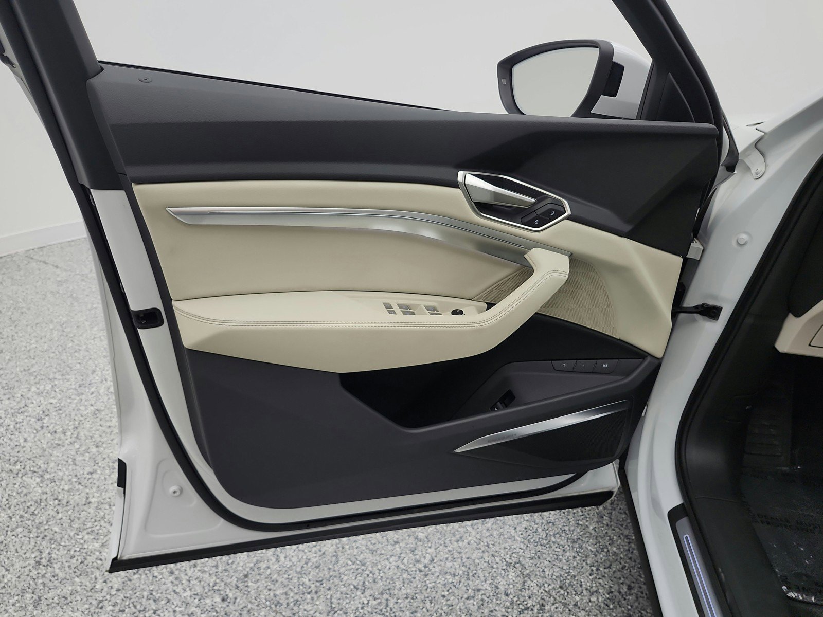 Used 2024 Audi Q8 e-tron Premium Plus w/ Premium Plus Package image 15