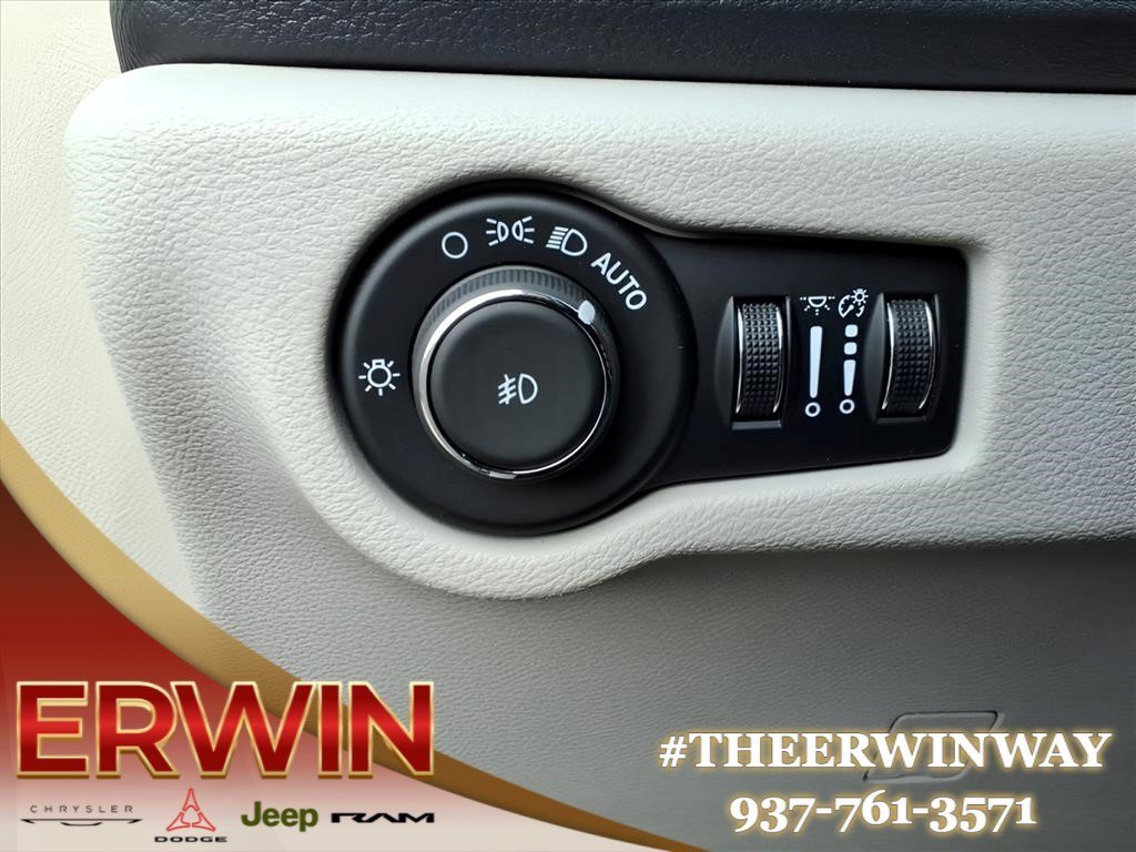 Used 2024 Chrysler Pacifica Touring-L FWD image 12