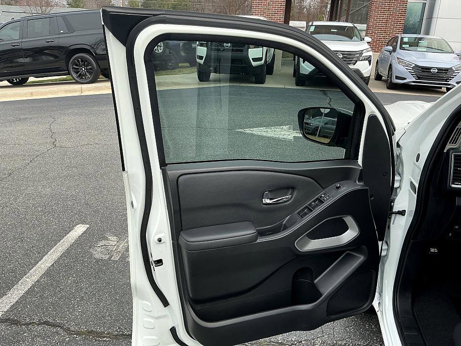 Used 2023 Nissan Frontier SV w/ SV Convenience Package image 11