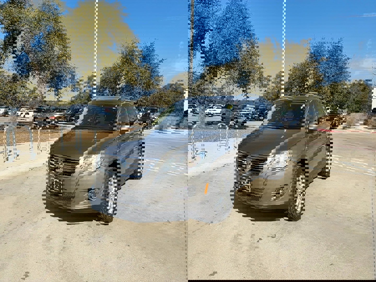 Used 2011 Volkswagen Tiguan SE image 2