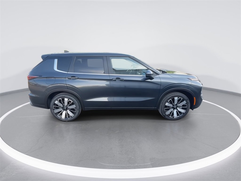 New 2025 Mitsubishi Outlander SE image 9